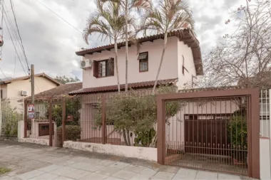 Casa para venda no bairro Passo da Areia em Porto Alegre