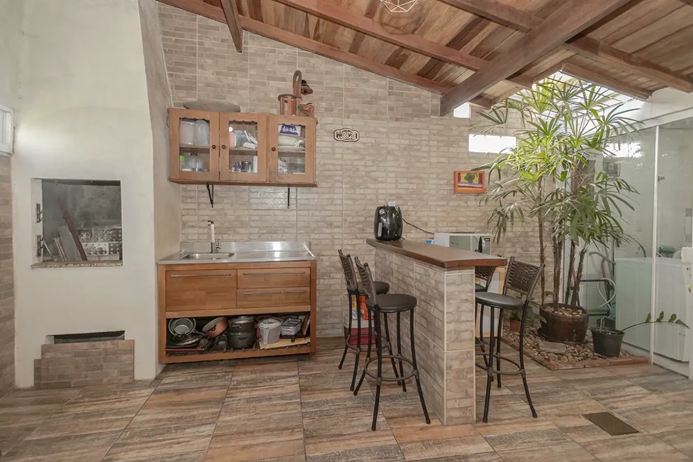 Casa para venda no bairro Guarujá em Porto Alegre