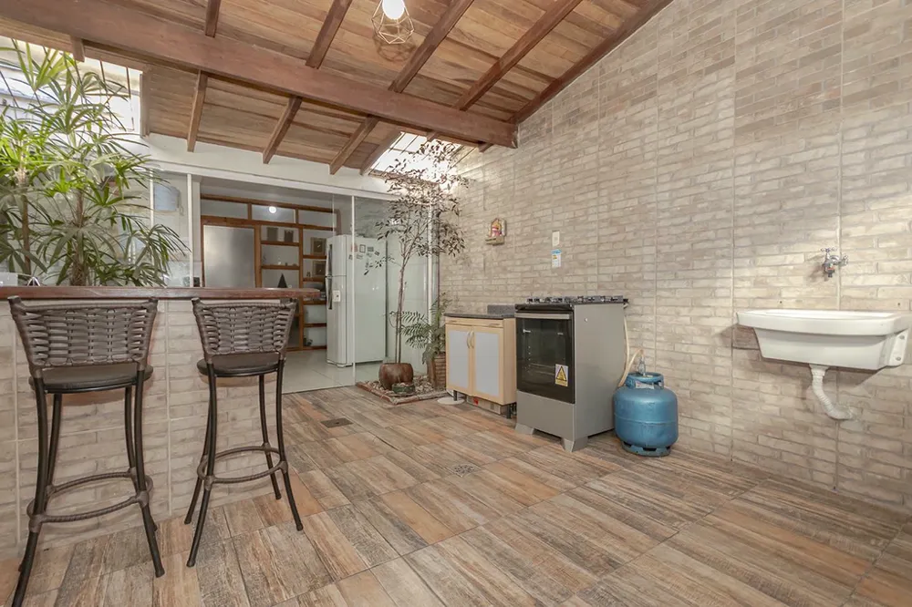 Casa para venda no bairro Guarujá em Porto Alegre