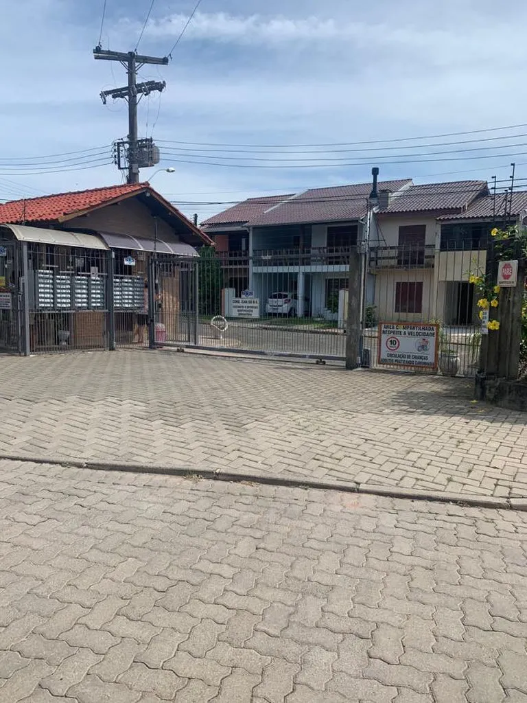 Casa para venda no bairro Guarujá em Porto Alegre
