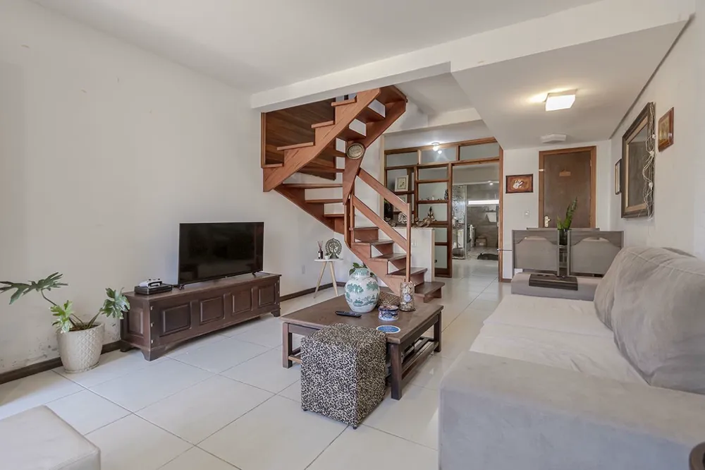 Casa para venda no bairro Guarujá em Porto Alegre