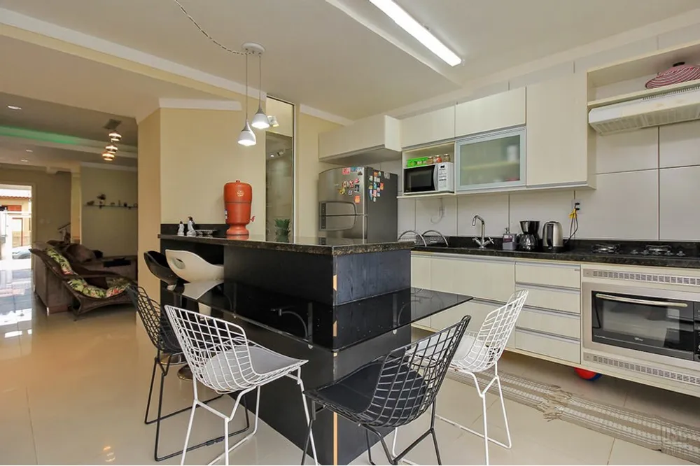Casa para venda no bairro Guarujá em Porto Alegre