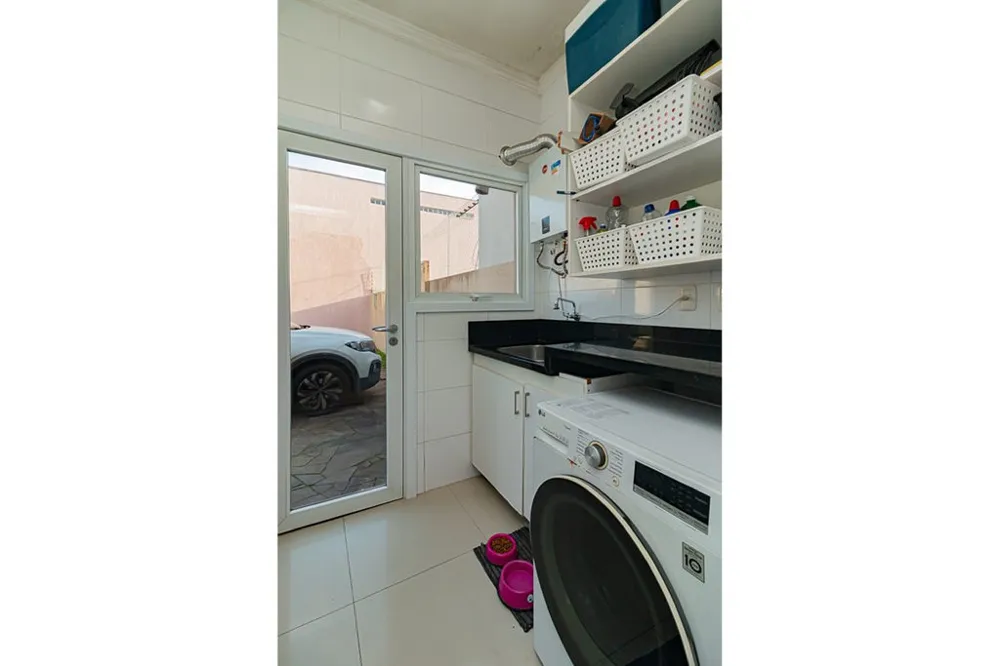Casa para venda no bairro Guarujá em Porto Alegre