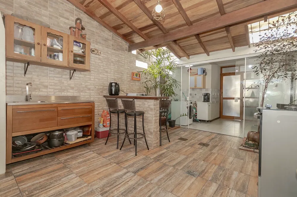 Casa para venda no bairro Guarujá em Porto Alegre