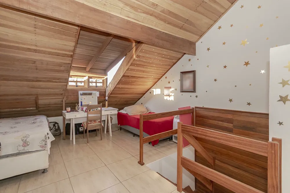 Casa para venda no bairro Guarujá em Porto Alegre