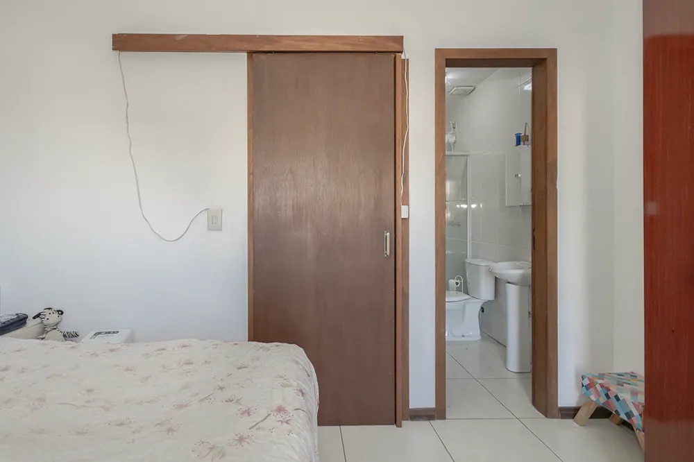 Casa para venda no bairro Guarujá em Porto Alegre