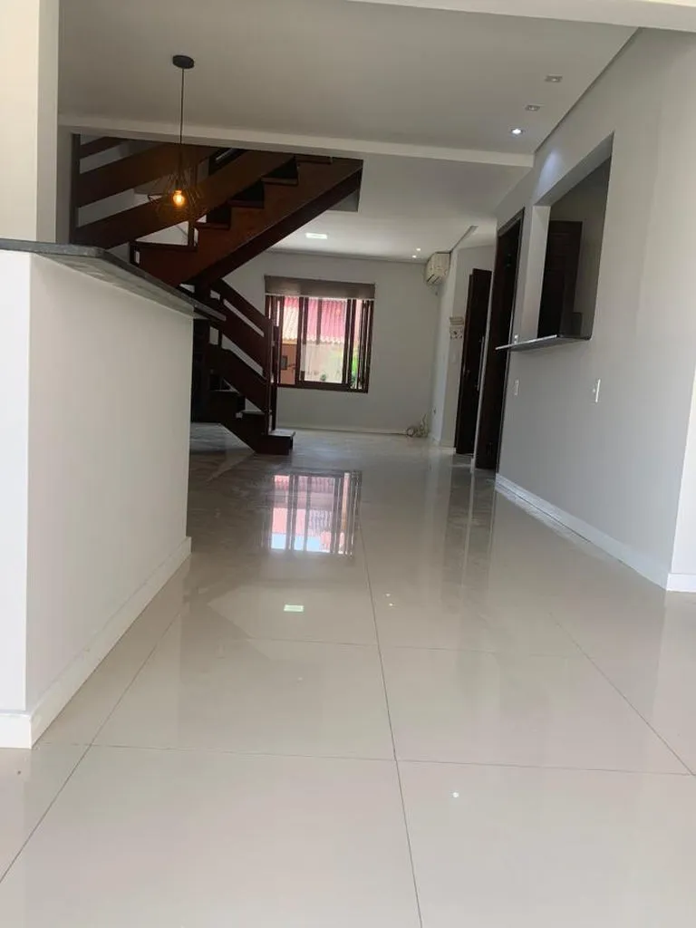 Casa para venda no bairro Guarujá em Porto Alegre
