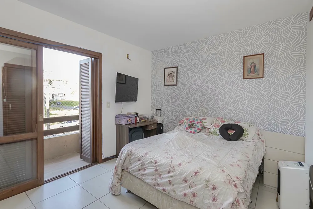 Casa para venda no bairro Guarujá em Porto Alegre