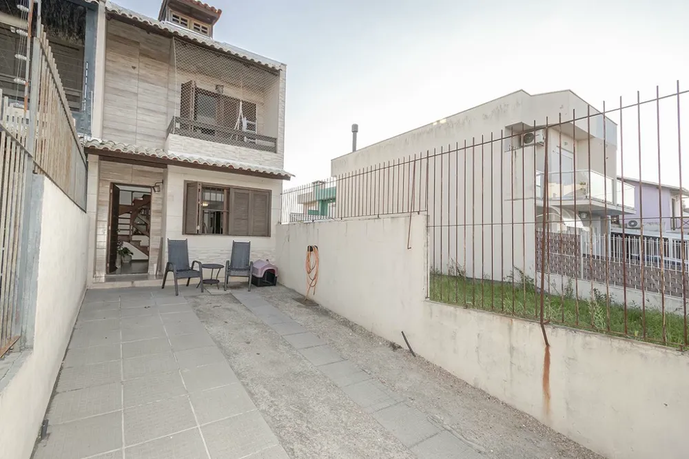 Casa para venda no bairro Guarujá em Porto Alegre