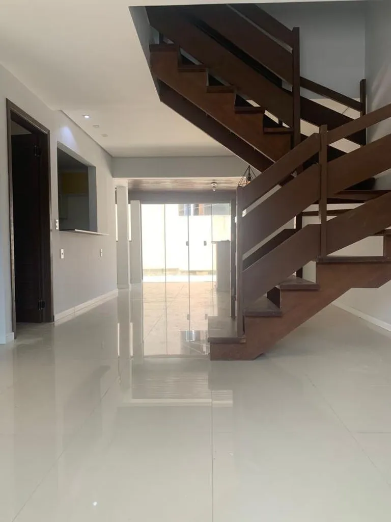 Casa para venda no bairro Guarujá em Porto Alegre