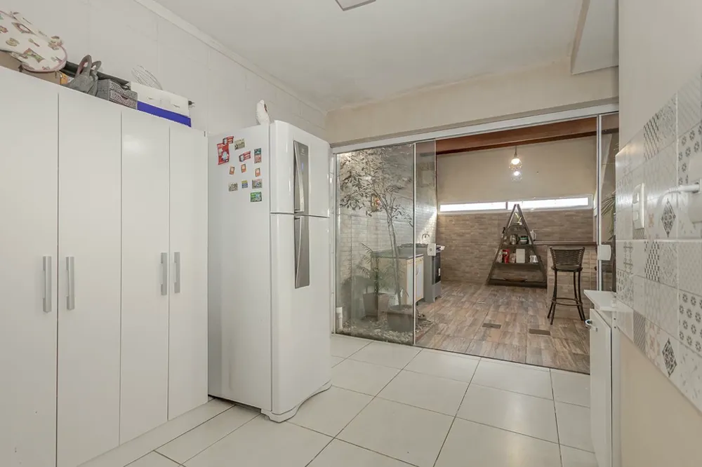 Casa para venda no bairro Guarujá em Porto Alegre