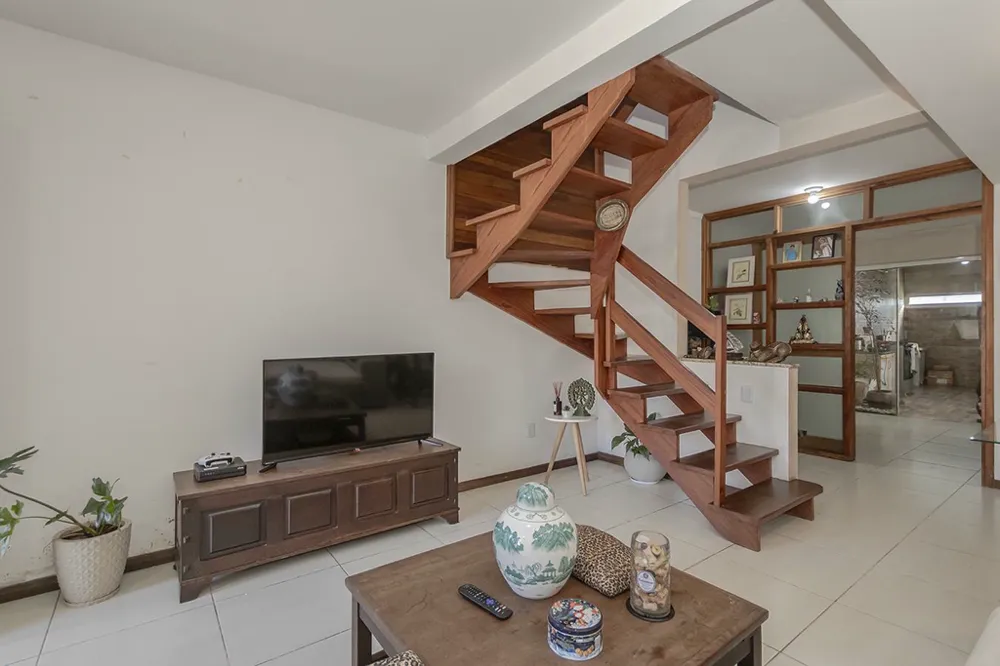 Casa para venda no bairro Guarujá em Porto Alegre