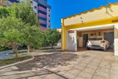 Casa para venda no bairro Passo da Areia em Porto Alegre