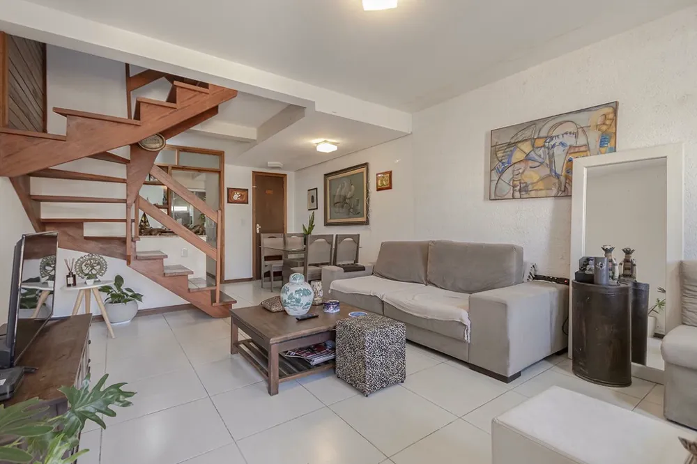 Casa para venda no bairro Guarujá em Porto Alegre
