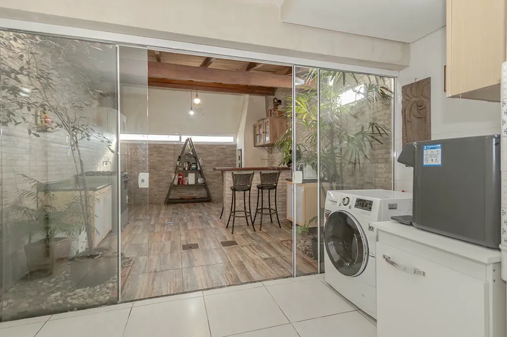 Casa para venda no bairro Guarujá em Porto Alegre
