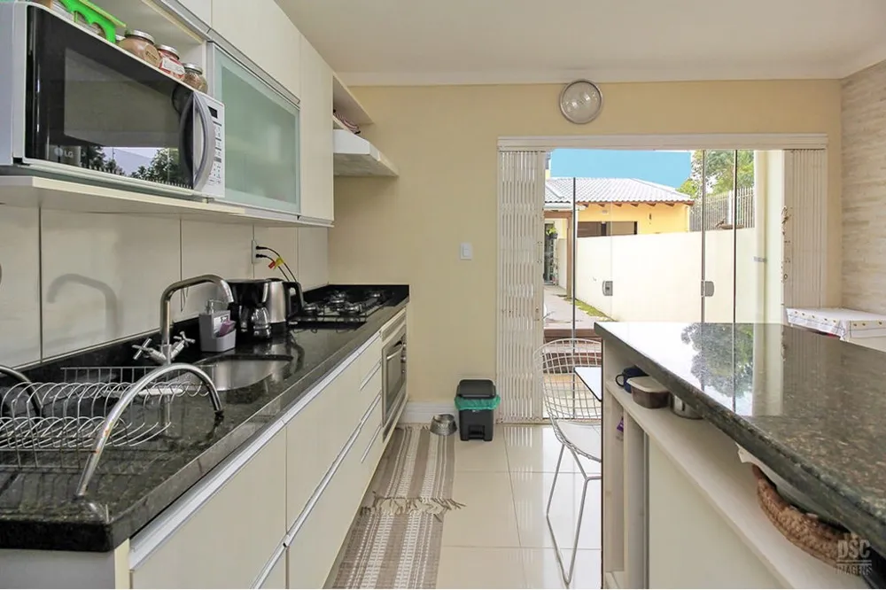 Casa para venda no bairro Guarujá em Porto Alegre