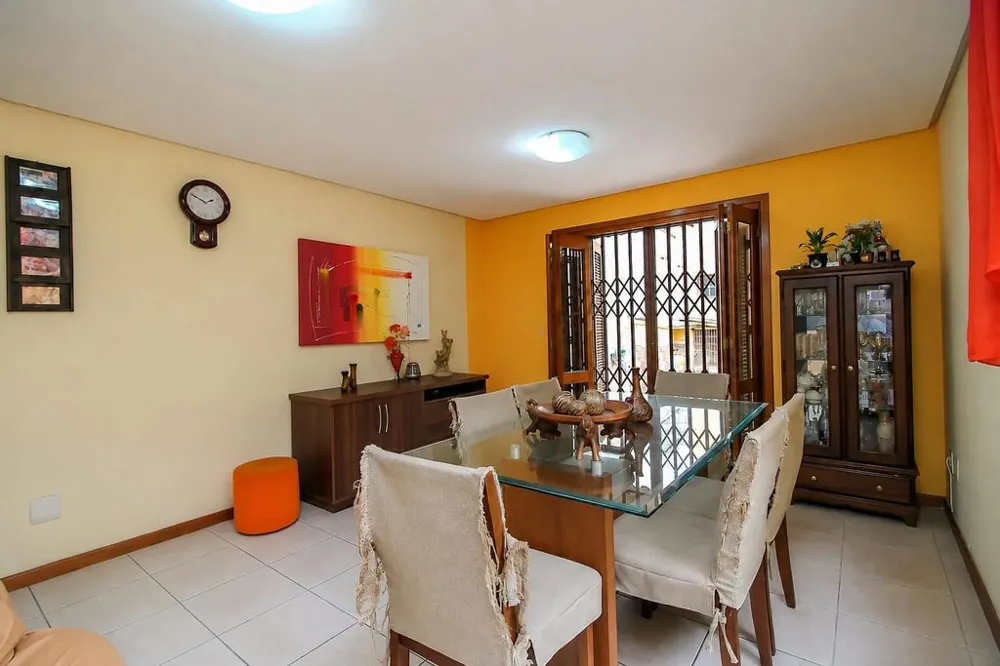 Casa para venda no bairro Santa Cecília em Porto Alegre