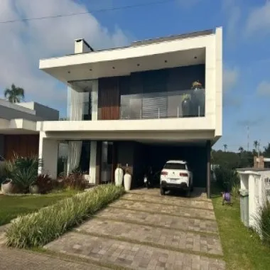 Casa 3 suítes para Locação Anual em Torres
